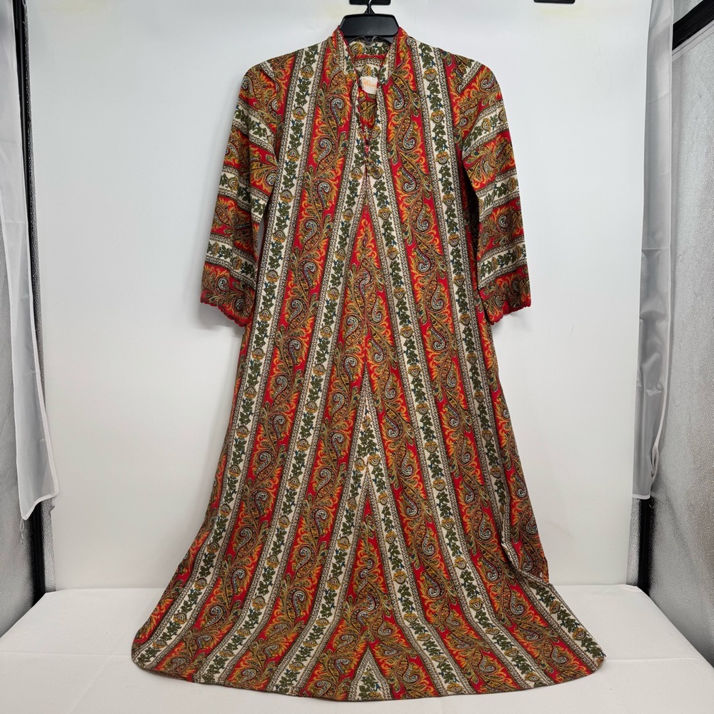 Vintage 1960’s Fifth Avenue Robes By M.W. M/L Paisley  Long Robe Zip Front